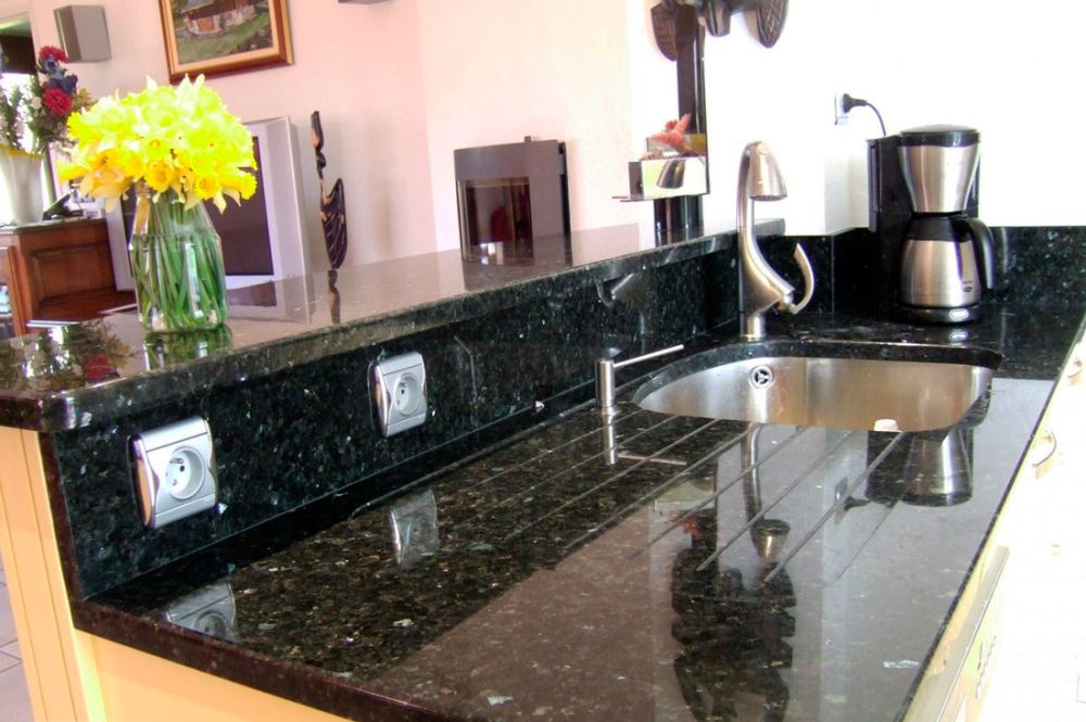 Столешница из гранита Emerald Pearl